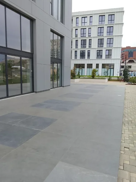 Tirane, jepet me qera ambjent biznesi Kati 0, 120 m² 1.500 € (Rruga Jordan Misja)