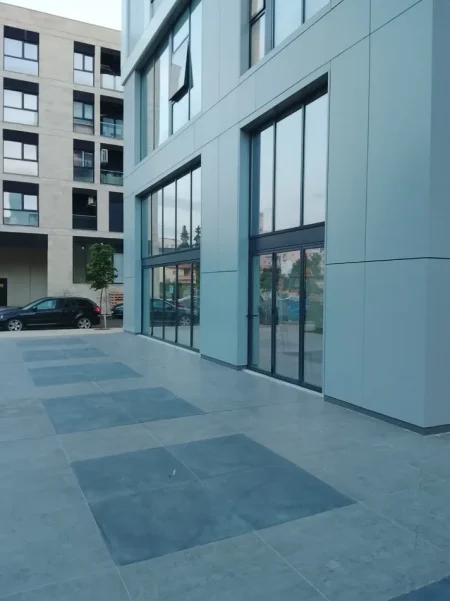 Tirane, jepet me qera ambjent biznesi Kati 0, 120 m² 1.500 € (Rruga Jordan Misja)