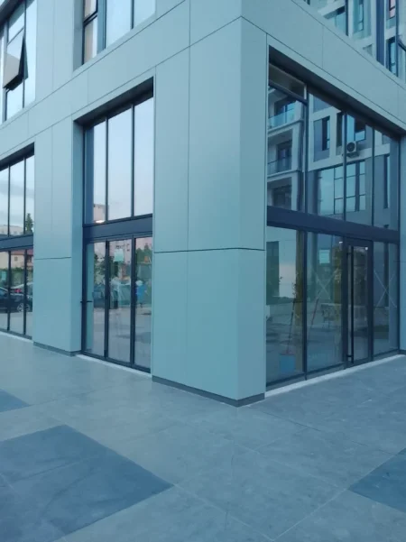 Tirane, jepet me qera ambjent biznesi Kati 0, 120 m² 1.500 € (Rruga Jordan Misja)