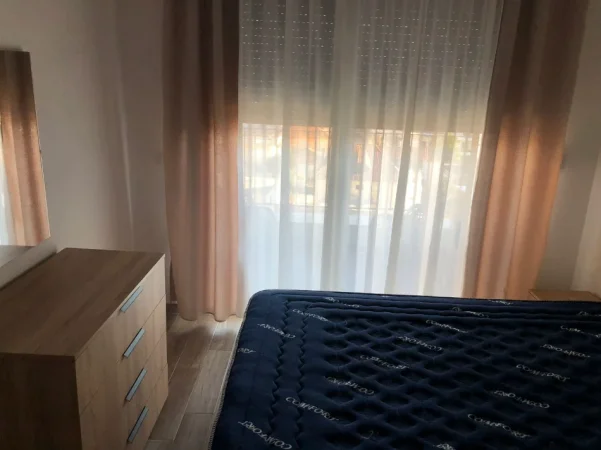 Tirane, jepet me qera apartament 1+1+Ballkon Kati 4, 70 m² 500 € (Ish Fusha e Aviacionit)