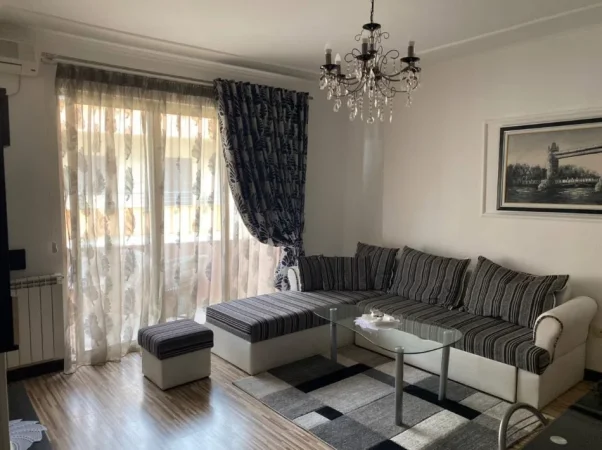 Tirane, jepet me qera apartament 2+1 , 600 € (Liqeni i Thatë, përballë Hotel Radisson)