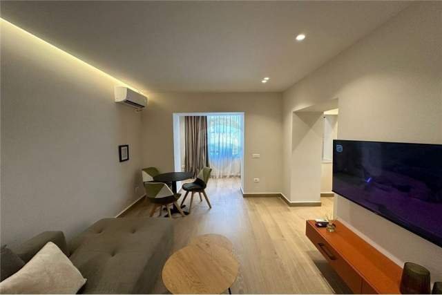 Tirane, jepet me qera apartament 1+1+BLK 60 m² 500 Euro (Medreseja)