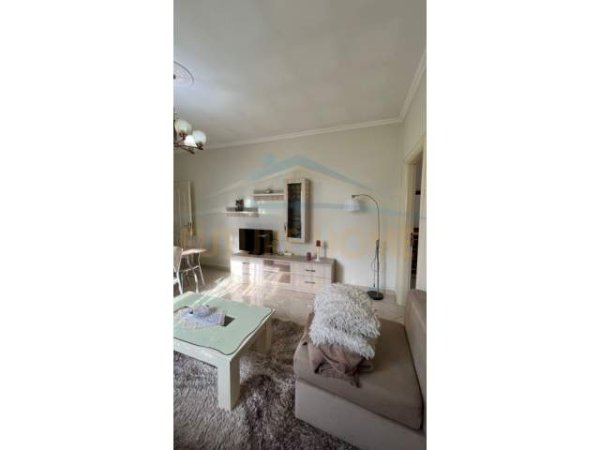 Tirane, jepet me qera apartament 2+1 58 m² 300 Euro (Shefqet Kuka)