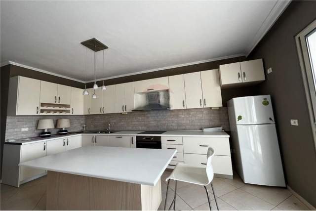 Tirane, jepet me qera apartament 2+1 Kati 4, 110 m² 550 Euro (Rruga Mihal Grameno)
