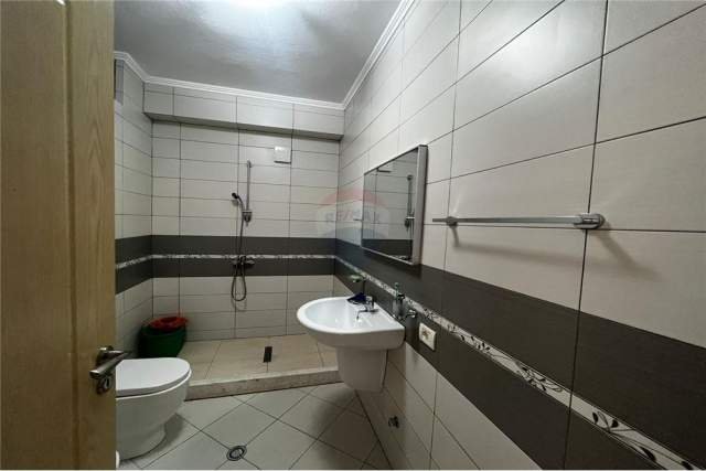 Tirane, jepet me qera apartament 2+1 Kati 4, 110 m² 550 Euro (Rruga Mihal Grameno)