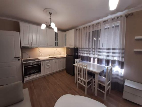 Tirane, jap me qera apartament 2+1 Kati 2, 90 m² 450 Euro (Rruga Kongresi Manastirit)