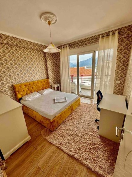 Tirane, jepet me qera apartament duplex 3+1+BLK Kati 5, 1.300 Euro (Rruga Liqeni i Thate)