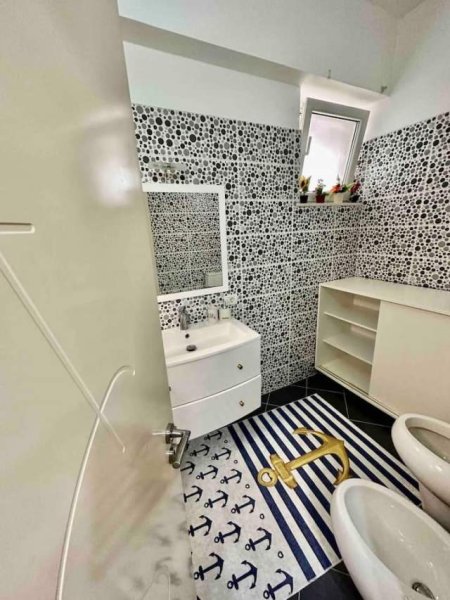 Tirane, jepet me qera apartament duplex 3+1+BLK Kati 5, 1.300 Euro (Rruga Liqeni i Thate)