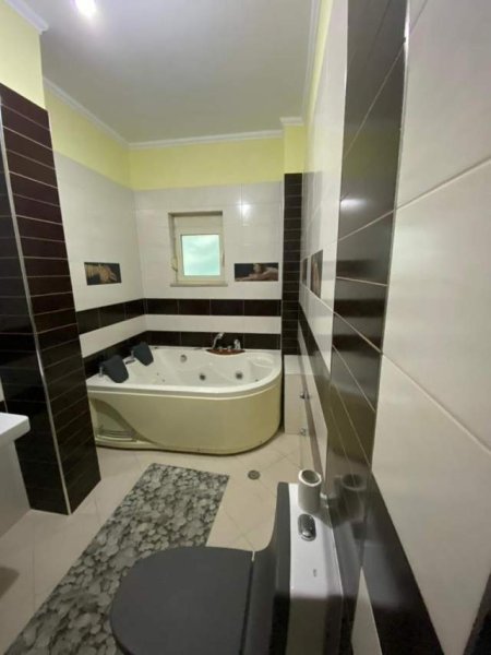 Tirane, jepet me qera Vile Dublex 550 m² 2.200 Euro
