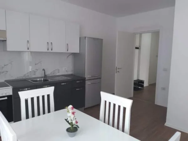 Qera Apartament 1 + 1 tek rrethrroutillimi saukut prane (Cinco Club) 400 euro