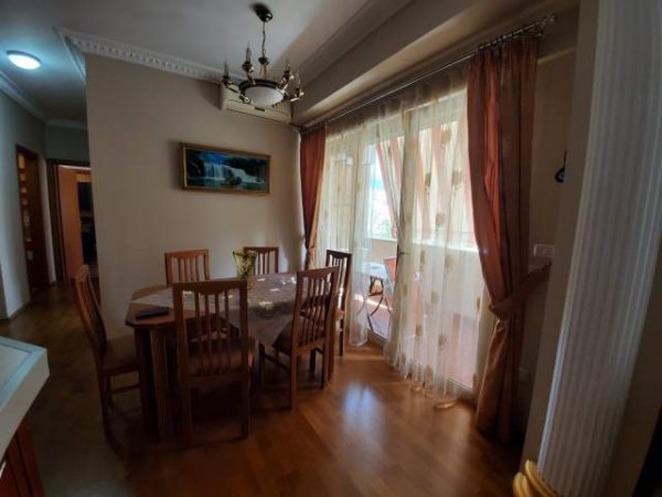 Tirane, jepet me qera apartament 2+1 Kati 3, 90 m² 800 Euro (komuna e parisit)