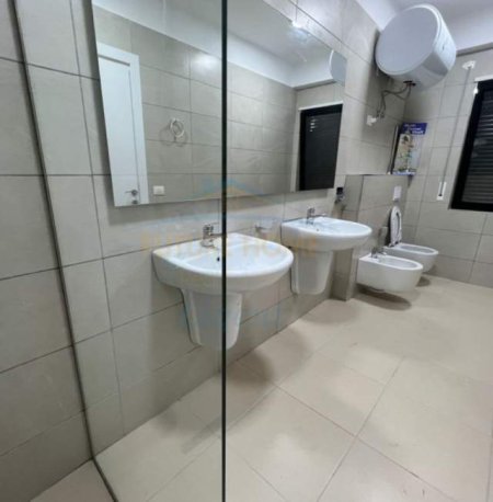 Tirane, jepet me qera apartament 3+1 Kati 1, 140 m² 900 Euro (Kodra e Diellit)