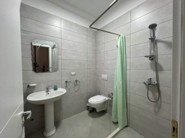 Tirane, jepet me qera apartament 2+1+BLK Kati 8, 110 m² 800 Euro (rruga ismail qemali)