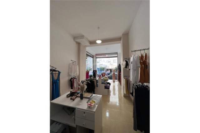 Tirane, shitet dyqan Kati 0, 75 m² 125.000 Euro (Yzberisht)