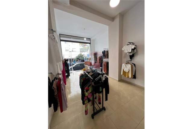 Tirane, shitet dyqan Kati 0, 75 m² 125.000 Euro (Yzberisht)