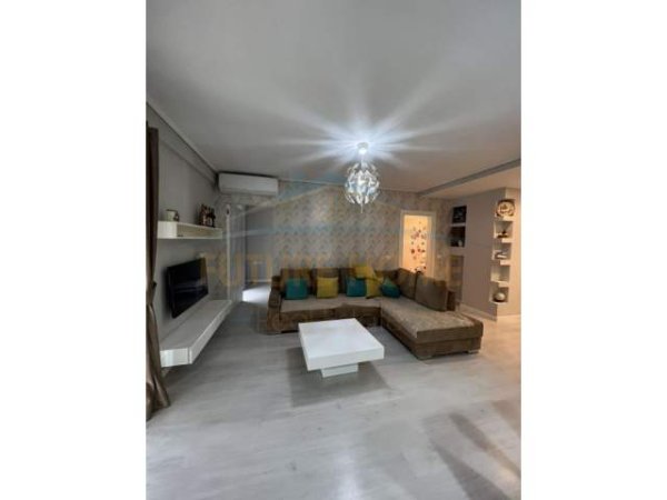 Tirane, jepet me qera apartament 2+1 Kati 7, 97 m² 450 Euro (UNAZA E RE)