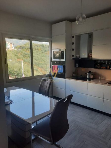 Tirane, shitet apartament 2+1 Kati 3, 105 m² 160.000 Euro (FRESKU)