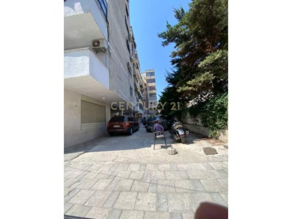 Tirane, shitet apartament 82 m² 55.000 Euro (komuna parisit)
