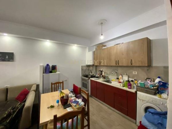 Tirane, shitet apartament 82 m² 55.000 Euro (komuna parisit)