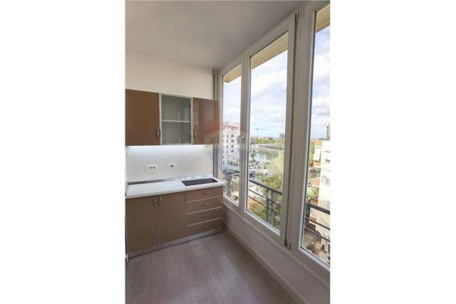 Tirane, jepet me qera apartament 1+1+BLK Kati 8, 60 m² 550 Euro (Liqeni i Thate)