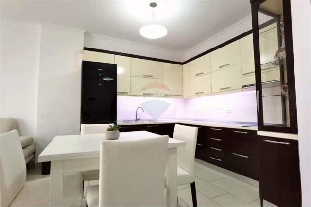 Tirane, jepet me qera apartament 1+1+BLK Kati 8, 60 m² 550 Euro (Liqeni i Thate)