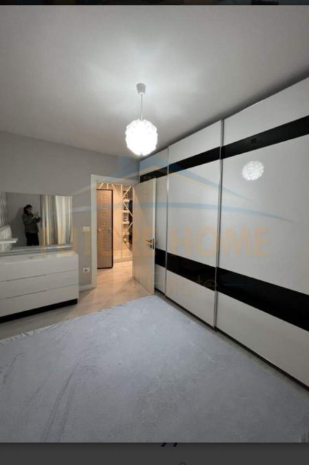 Tirane, jepet me qera apartament 2+1 Kati 7, 97 m² 450 Euro (Unaz e Re. Pran Alfa Bank)