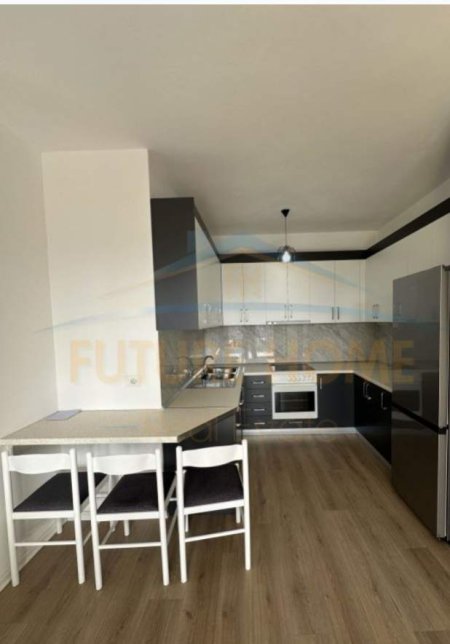 Tirane, jepet me qera apartament 2+1 Kati 5, 135 m² 550 Euro (Yzberisht, Kompleksi Grand Gallery)