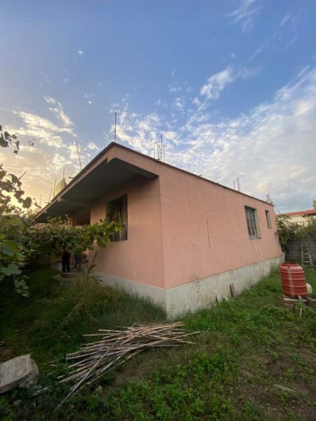 Durres, shitet shtepi 3+1 Kati 0, 300 m² 80.000 Euro (Rruga Aleksander Goga)