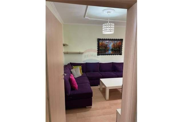 Tirane, jepet me qera apartament 2+1 Kati 4, 75 m² 450 Euro (Rruga Ferit Xhajko)