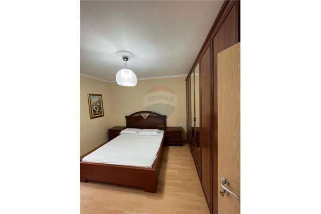 Tirane, jepet me qera apartament 2+1 Kati 4, 75 m² 450 Euro (Rruga Ferit Xhajko)