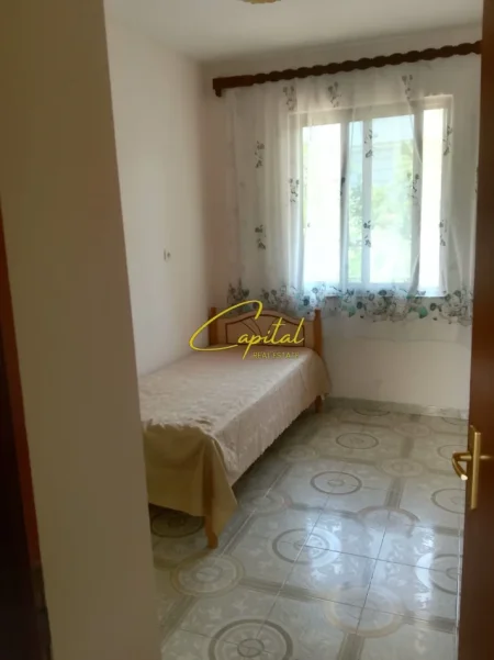 Tirane, jepet me qera apartament 2+1 Kati 1, 90 m² 400 € (ISH TREGU ELEKTIRIK)