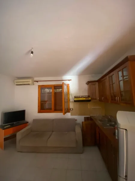 Tirane, jepet me qera shtepi Kati 1, 200 € (Institut)