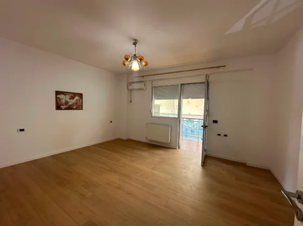 Shqiperi, jepet me qera , 120 m² 900 €  Bllok