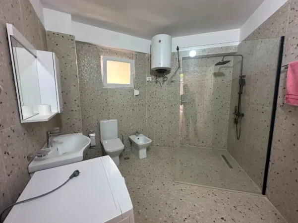 Shqiperi, jepet me qera , 120 m² 900 €  Bllok