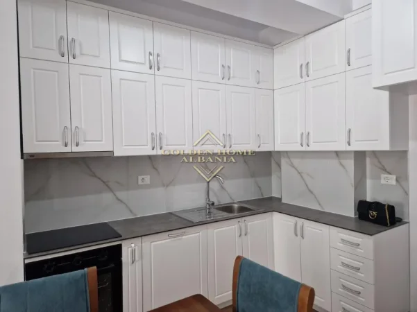 Tirane, jepet me qera apartament , 90 m² 
