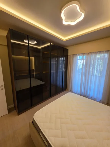 Tirane, jepet me qera apartament 2+1 Kati 3, 110 m² 700 € (Brryli)