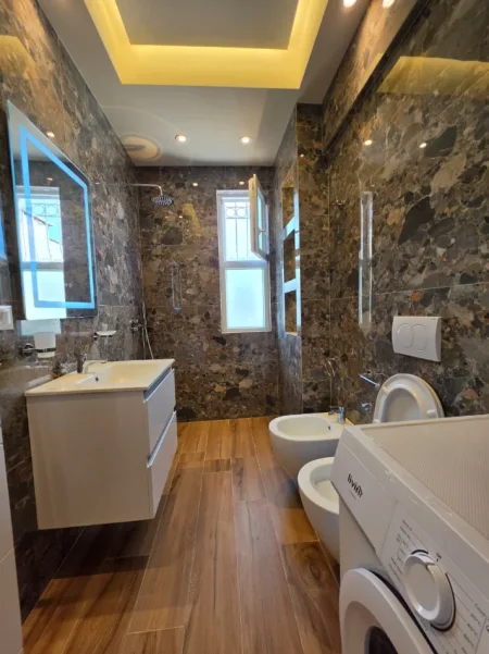 Tirane, jepet me qera apartament 2+1 Kati 3, 110 m² 700 € (Brryli)