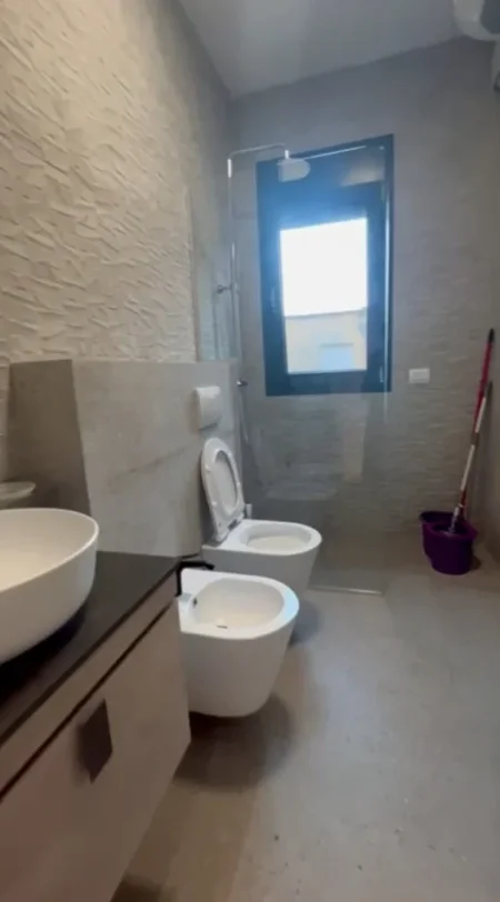 Tirane, jepet me qera apartament 1+1 Kati 2, 75 m² 900 € (Rruga e Kosovareve)
