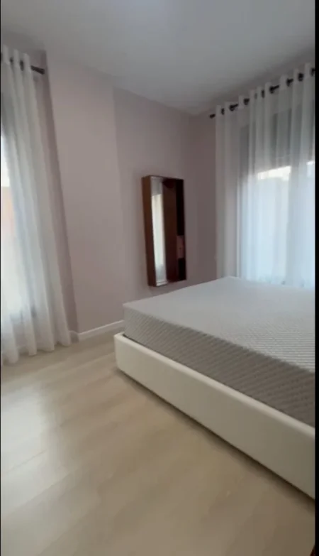 Tirane, jepet me qera apartament 1+1 Kati 2, 75 m² 900 € (Rruga e Kosovareve)