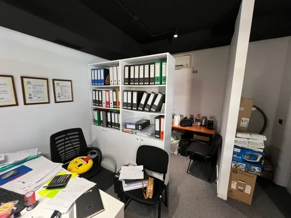 Tirane, jepet me qera zyre Kati 1, 80 m² 1.100 € (Pazari i Ri)