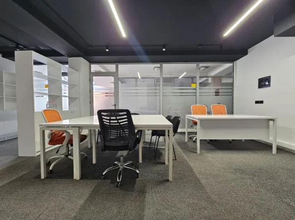 Tirane, jepet me qera zyre Kati 1, 60 m² 700 € (Pazari i Ri)