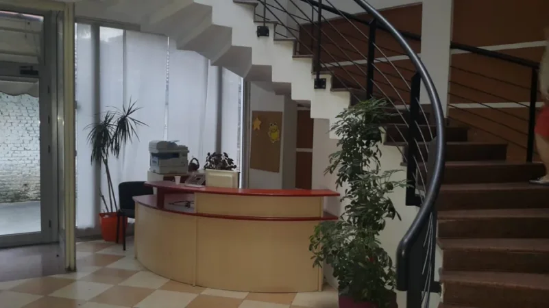 Tirane, jepet me qera zyre Kati 1, 60 m² 700 € (Pazari i Ri)