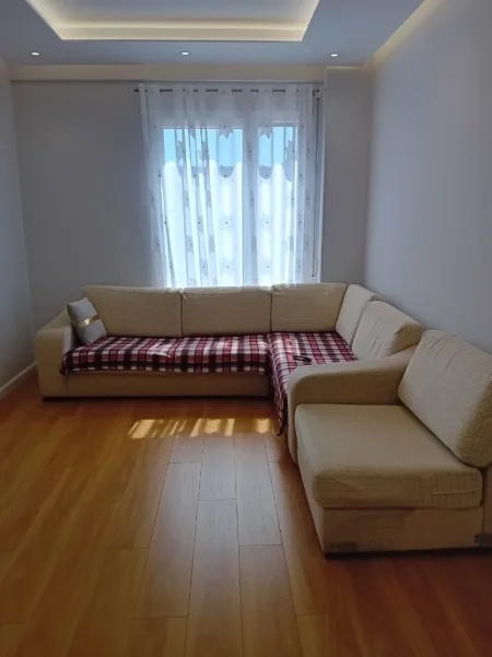 Tirane, jepet me qera apartament 2+1+Ballkon , 100 m² 350 €