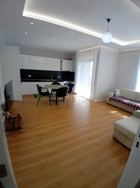 Tirane, jepet me qera apartament 2+1+Ballkon , 100 m² 350 €
