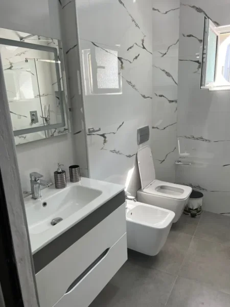Tirane, ndarje qeraje me vajze apartament 1+1+Ballkon Kati 4, 51 m² 550 € (Rruga durrsit)