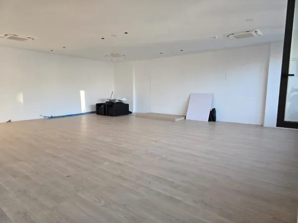 Tirane, jepet me qera zyre Kati 5, 140 m² 2.240 € (Kompleksi delijorgji)