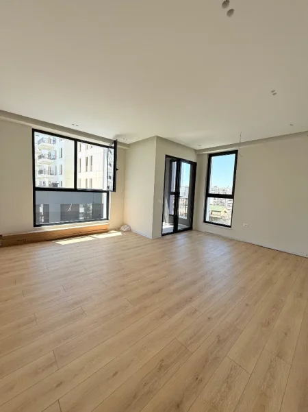 Tirane, jepet me qera zyre Kati 6, 105 m² 800 € (Spak)
