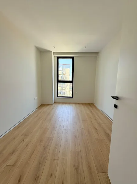 Tirane, jepet me qera zyre Kati 6, 105 m² 800 € (Spak)