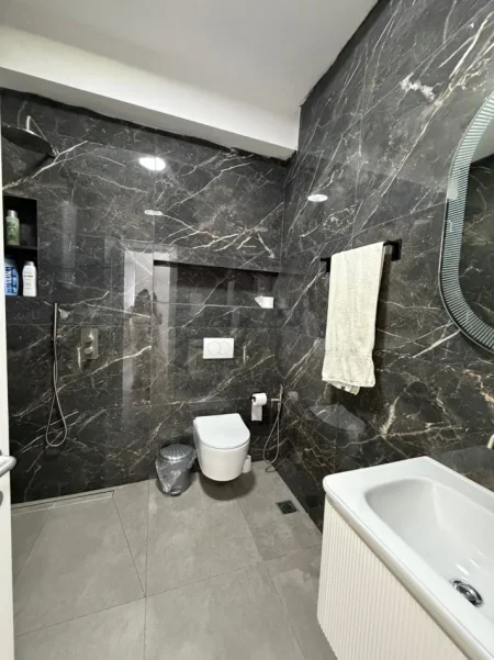 Tirane, jepet me qera apartament 2+1 Kati 10, 95 m² 600 € (Golden park)