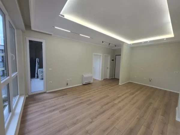 Tirane, jepet me qera ambjent biznesi Kati 2, 67 m² 600 € (Komuna e Parisit)